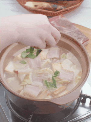 一小撮鹽、糖、雞精調(diào)味，最后撒點蒜葉點綴。