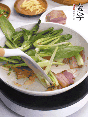 下小青菜翻炒，菜梆子變軟時，撒一點鹽、雞精調味。