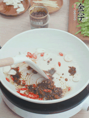 熱鍋涼油，姜蒜、辣椒、金字火腿xo醬炒香。