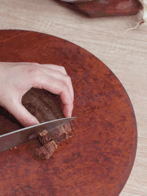 金字臘肉水煮15分鐘，切片。