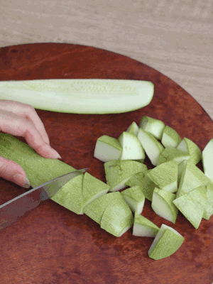 西葫蘆去籽縱向切成4份，斜切成厚片。