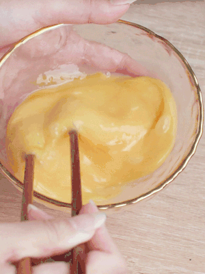 雞蛋調入少許黃酒打散。