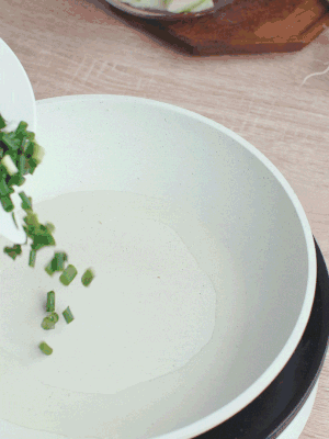 熱油下臘肉、蔥花煸炒，再下西葫蘆。