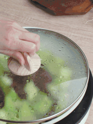 西葫蘆略出水時，加一小撮鹽調味。