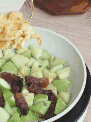 雞蛋一起翻炒。