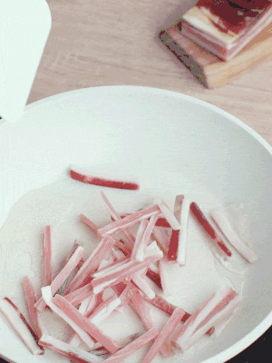 熱鍋涼油，下咸肉絲煸至出油。