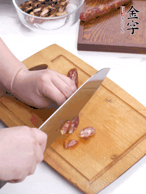 干香菇泡發(fā)切片，金字香腸切片，春筍切大粒。