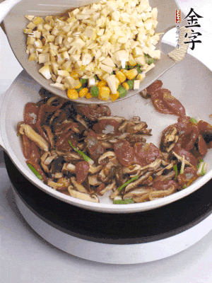 鍋里熱油，爆香蔥白，下香腸片炒至微微出油，加時蔬粒、香菇粒、春筍粒翻炒均勻。