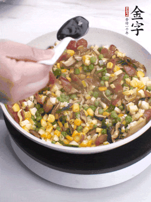 加2勺生抽、1勺蠔油、半勺老抽調(diào)味。