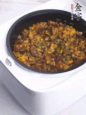 電飯煲按煮飯鍵，出鍋撒蔥花。