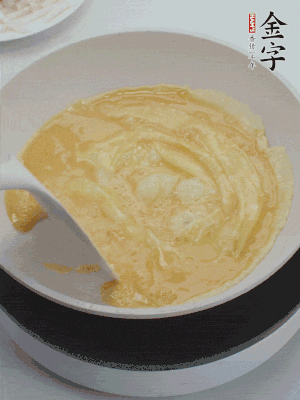 2個(gè)雞蛋炒散。