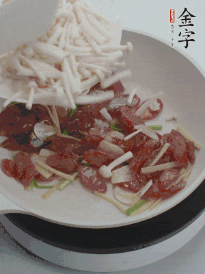 放白玉菇、青紅辣椒、雞蛋。