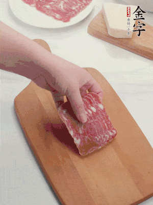 金字培根火腿改刀切小片；白洋蔥切??；新鮮豌豆剝殼。