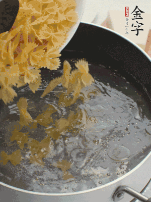 蝴蝶面加橄欖油煮熟；豌豆焯水30秒。