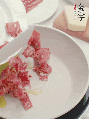 橄欖油煸香金字培根火腿。依次下豌豆、蝴蝶面、洋蔥。