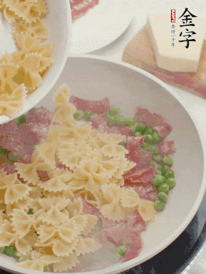 1小勺鹽調(diào)味，混合一起燉煮一下。