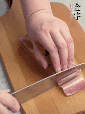 百合切去頭尾，分開洗凈;咸肉切薄片。