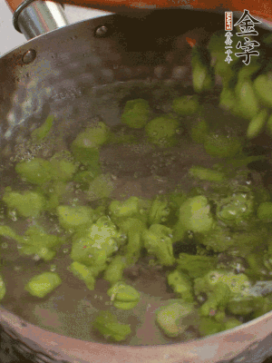 鍋中水沸，放一撮鹽，下蠶豆豆瓣焯3分鐘，下百合，3秒撈出，一起撈出瀝水。