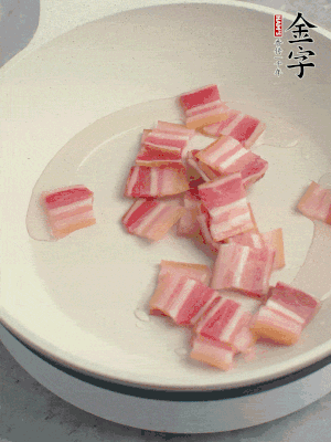 鍋中少許油，金字淡咸肉煸香。