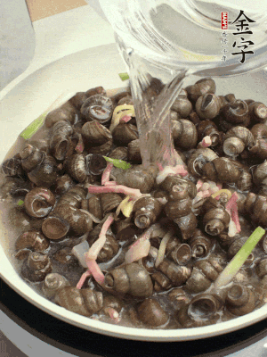 倒處理干凈的螺螄翻炒，加3勺料酒。加清水蓋過螺螄，中火蓋蓋煮5分鐘。