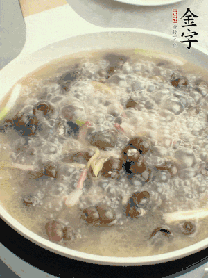 放辣椒，加一點(diǎn)鹽、糖，大火翻炒。