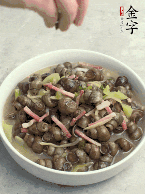 出鍋，撒點(diǎn)蔥花。