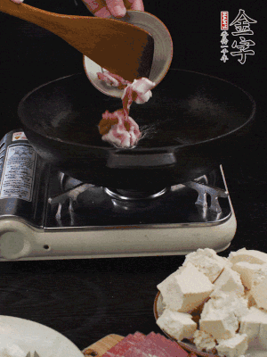 冷油潤鍋，下五花肉煸香。