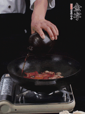 再下火腿片，淋少許黃酒添香。