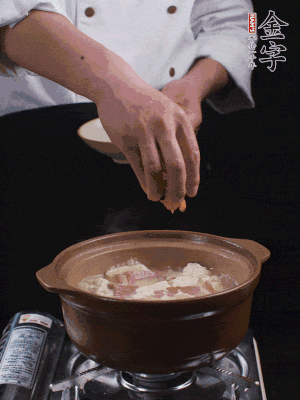 下蝦仁干，煮5分鐘。撒蒜葉，煮1分鐘。