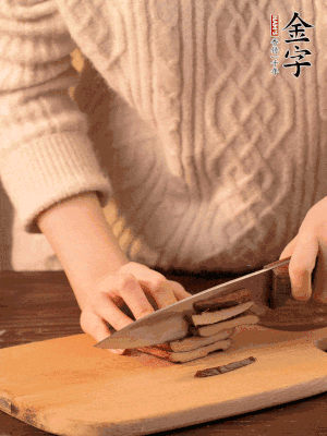 金字淡咸肉、香干分別切丁。