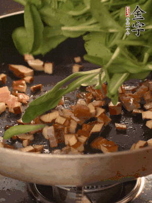 再放香干煸炒，最后放馬蘭頭翻炒至變軟。