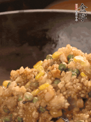 再下糯米，1勺蠔油、2勺生抽調(diào)味翻炒均勻。