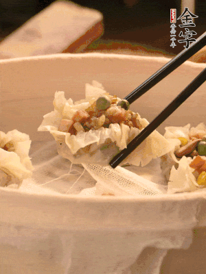 包好的燒賣放在蒸籠上，水開后蒸8分鐘左右。