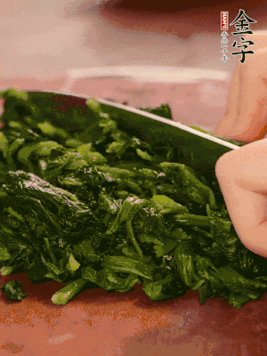 洗凈的菠菜加鹽焯水，撈出晾涼后攥干切碎。胡蘿卜切細絲。金字烤腸切園片。