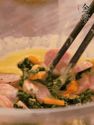 雞蛋、面粉、玉米油攪拌到無顆粒狀態(tài)。再加入菠菜、胡蘿卜、烤腸。少許鹽調(diào)味。