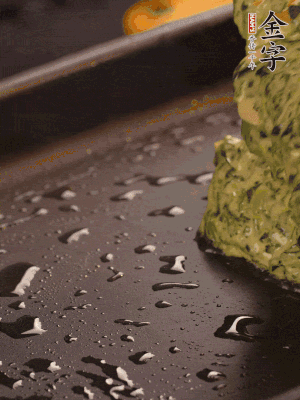 熱鍋擦一下油，下面糊攤平。