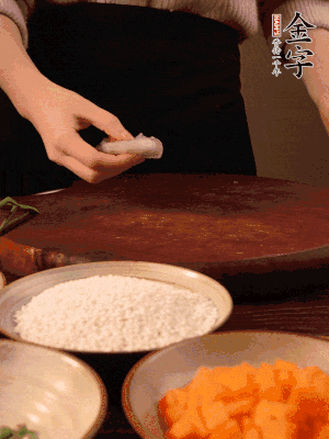 胡蘿卜去皮切丁。蝦仁切小塊。糯米提前浸泡半天。