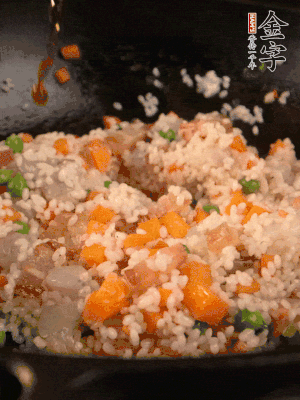 加入糯米翻炒均勻。最后加入蝦仁，用1勺料酒、1勺生抽、1/2勺鹽調(diào)味。