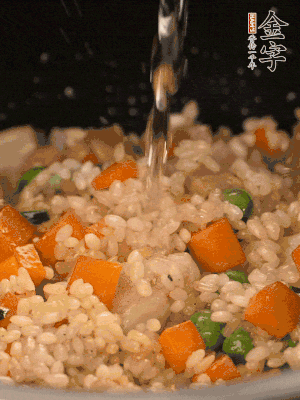 把食材轉(zhuǎn)移到電飯鍋中，倒入點(diǎn)清水，正常煮飯。