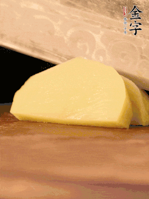 土豆去皮切丁。水開后，放入鍋中煮2-3分鐘，撈出瀝干水分。