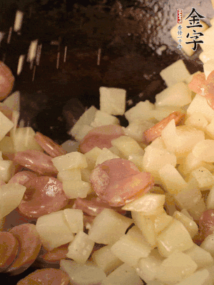 再放烤腸片煎熟。撒點鹽、孜然粉、辣椒面。