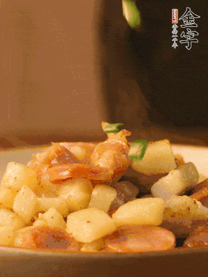 翻炒均勻，撒上蔥花后即可。