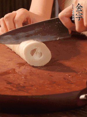 春筍去殼切滾刀塊，焯水備用。