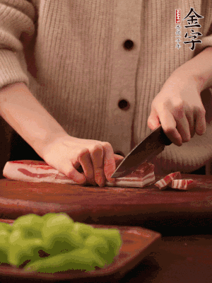 金字淡咸肉切片，冷水入鍋，加姜片、料酒略焯水。同步，五花肉切塊焯水。