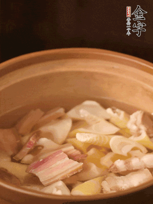 春筍、咸肉、咸肉一起入砂鍋，加姜片、料酒、清水大火煮沸到湯色變白。轉(zhuǎn)小火慢篤半小時。