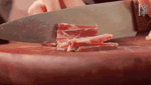 200g金字淡咸肉、100g冬筍、100g香干分別切細(xì)丁。