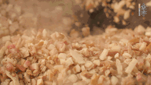 鍋中熱油，依次下食材翻炒，加2勺料酒、少許胡椒粉調(diào)味，撒蔥花攪拌均勻。