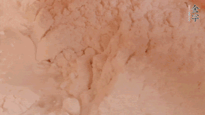 糯米粉中加入溫水，反復(fù)揉成團(tuán)。