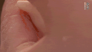 取一小團(tuán)面，用掌心搓成小球狀，從小球中心捏窩，放入餡料，封口后，留出小尾巴。