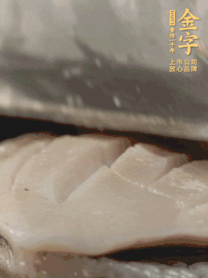 鮑魚用勺子撬出來，去掉內(nèi)臟和牙齒，加面粉、白醋、鹽、啤酒抓一下，清水洗凈，切花刀。